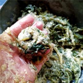 戴上手套制作成丸子；