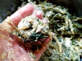 戴上手套制作成丸子；
