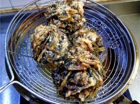 炸到外面金黄即可捞出。