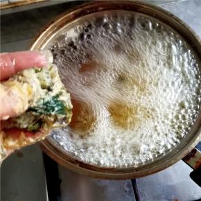 将丸子放入热油中炸制。