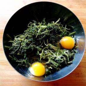 将茴香放入容器内，加入鸡蛋；