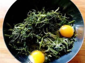 将茴香放入容器内，加入鸡蛋；