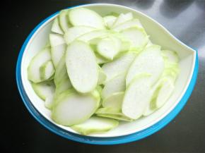 瓠子去皮洗净切片。