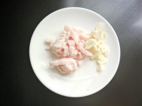 肥肉切丁，大蒜切丁。