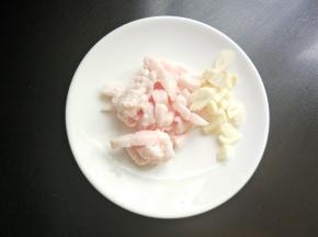 肥肉切丁，大蒜切丁。