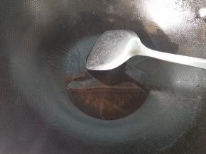 锅内放油，烧热。