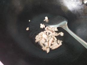 放入肥肉煸炒。