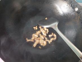 肥肉炒出油。