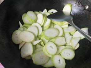放入瓠子，翻炒。