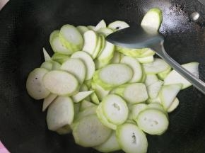 放入瓠子，翻炒。