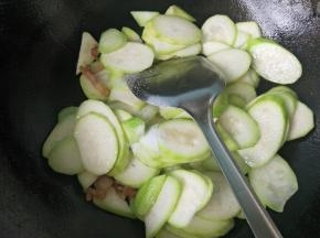 放盐，翻炒。