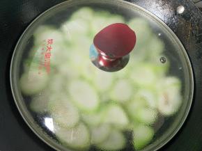 盖上锅盖，焖一会。