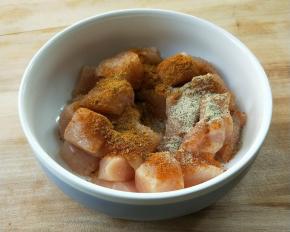 加适量盐，白糖，白胡椒粉，花椒粉，辣椒面，少许孜然粉和料酒。