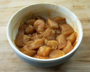 加蛋黄用手抓匀。