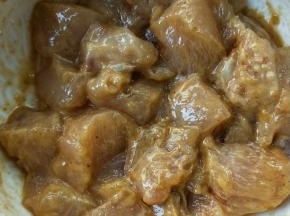 用筷子搅匀，腌制两小时以上(我放冰箱里了)。