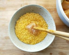 把鸡粒放面包糠中。