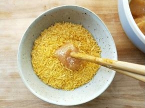 把鸡粒放面包糠中。