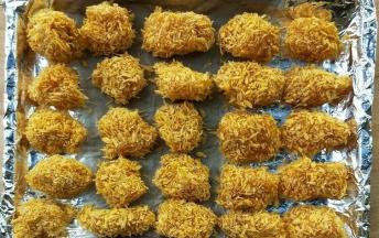 烤盘放锡纸，逐一摆放好鸡粒，同时预热烤箱。