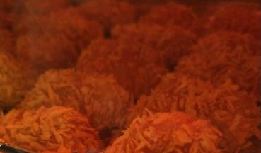 烤箱200度，上下火15～20分钟，金灿灿的咯。
～具体时间视每个人烤箱脾气来定。