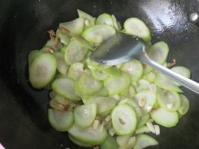 瓠子变软，放入大蒜，翻炒。