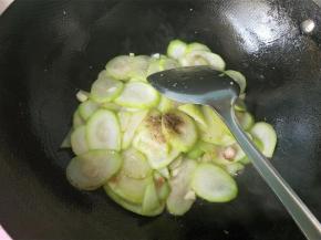 放入胡椒粉，鸡精。