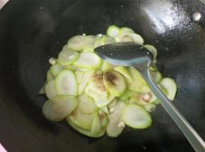 放入胡椒粉，鸡精。