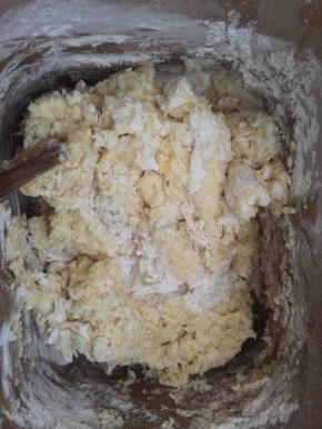 除黄油外所以材料放入面包桶里搅拌均匀