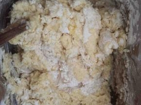 除黄油外所以材料放入面包桶里搅拌均匀