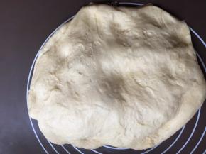 面团用按压的手法排出空气