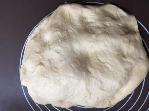 面团用按压的手法排出空气