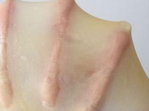 膜成功与否的标准不是薄，而是有韧性，破洞边缘很光滑无毛刺为合格