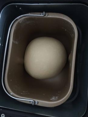 面团盖保鲜膜放温暖处发酵