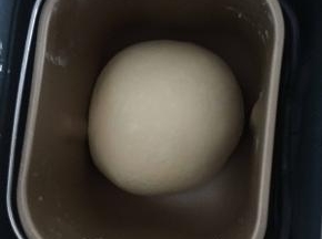 面团盖保鲜膜放温暖处发酵