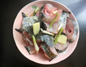 黑鱼洗净，放盐，料酒，生姜，葱，腌制两小时。
