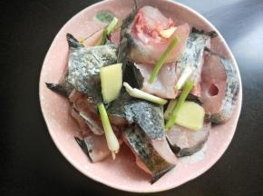 黑鱼洗净，放盐，料酒，生姜，葱，腌制两小时。