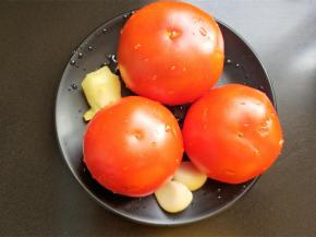 番茄，生姜，大蒜，洗净备用。