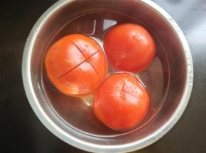 番茄划十字，放入开水中浸泡。
