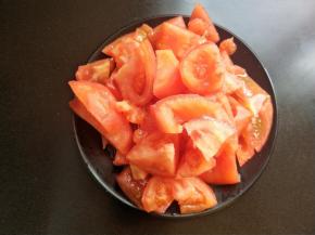 番茄去皮切块。