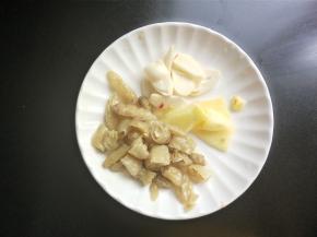 泡椒切段，生姜，大蒜切片。