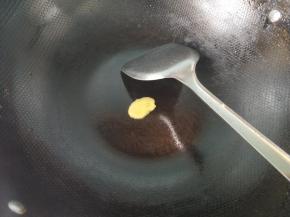 用生姜在锅内抹一圈。