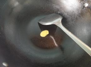 用生姜在锅内抹一圈。