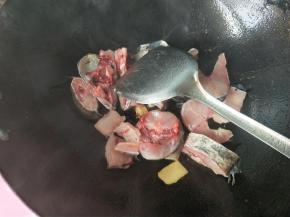 放油，烧七成热，放入鱼块。