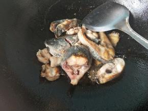 翻一面煎，放料酒，陈醋。