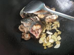 放入泡椒，生姜，大蒜，爆出香味。