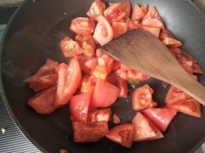 煎鱼的时候，另用一锅炒番茄。