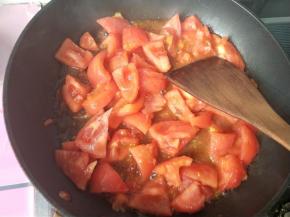 将番茄炒出汁，倒入适量清水。