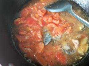 将番茄汤倒入鱼锅中，烧开后小火慢炖。
