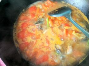 待汤汁浓郁，放盐，鸡精，胡椒粉，可以出锅啦！