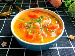 装入碗中，汤很鲜，很香，又酸又辣，特别开胃。