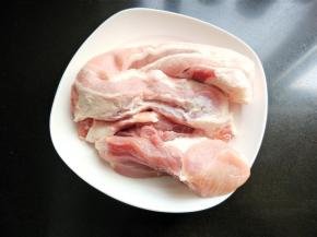 选比较瘦的五花肉洗净。